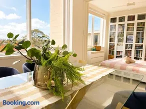 Spacious Retro Stay Steps from Chapel Street - Image 3