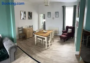 Selston House, 3 bedroom cosy cottage Home for up to 6 Guests, Cul-de-sac on Private road - Image 3