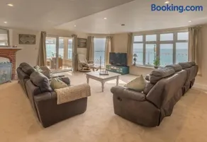 Beachside Apartment, 2 Pilots Point - Image 3