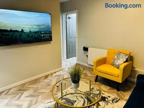 Comfy Studio Flat and Workspace near Ashton-U-Lyne Station - Image 3