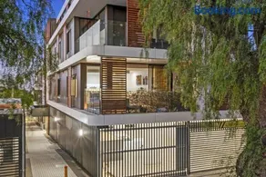 104 Portarlington Esplanade 2 bedroom, 2 bathroom apartment Parking Walk to the beach and shops Elevator access - Image 1