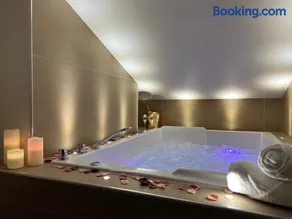 Cocon Blanc câlin avec Jacuzzi privatif - LoveRoom Insolite - Image 2