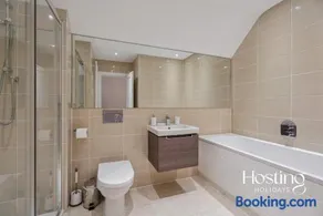 Lavender House - 4-Bedroom Family Home in Maidenhead with Parking - Image 4