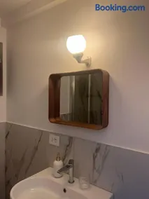 LA FINESTRA SUL CORTILE Suite indipendente con bagno privato - Image 4