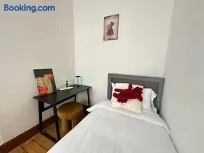 Elegant One Bedroom Apartment - Image 3