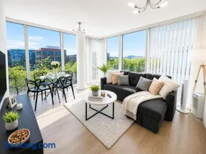 Executive Apartment @ The Hub • City Centre • Free Parking • Fast Wifi • Yoko Property - Image 2
