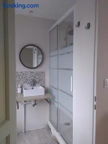 Chambre discrète 2 à 3 pers - Image 4