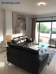 Spacious Apartment with Views in Málaga, 77 m², Shared Pool - Image 2
