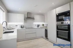 House - Sleeps 6 - Parking - Garden - Image 5