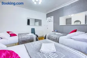 Twin Towers Hotel - Image 3