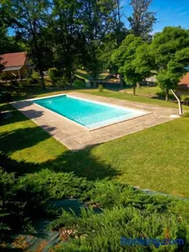 Bungalow charmant à Rochechouart avec vue sur lac - Image 2