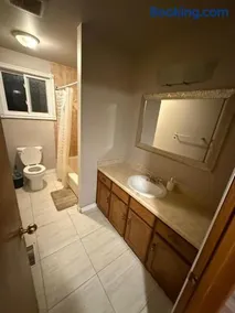 Homestay at Heart Of Kitchener-Free Wifi & Parking - Image 5