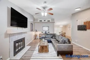 Cozy Getaway with King Bed, BBQ & Spacious Backyard - Image 1
