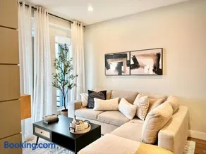 Dreamy Panoramic Lakeview 1 Bedroom plus Den - Image 2