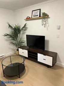 Modern & Cozy 2BR Suite Near Shops & Dining in clayton height - Image 1