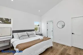 Coastal Modern 3 Bed 2 Bath, Pet Friendly - Image 4