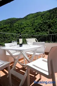 Panoramic Apartment with Balcony and Terrace - Image 2