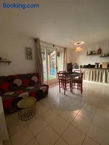 Belle marina en bord d'étang - Image 3