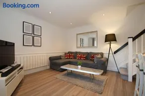 Lovely house overlooking field with woodland walks - Image 3