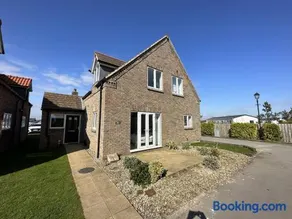 Echo Beach - Sleeps 12 - Part of the The Bay Filey Holiday Village with pool, gym and direct beach access, pub, restaurant, tennis and meadows walks - Image 2