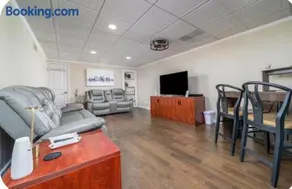 Private King Sized Basement Apartment 2 Main Queen Bedrooms With 2 Full Private Bathrooms In Each Queen Bedroom - Image 3