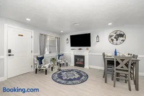 Elegant Retreat Near Downtown and Beach - Image 4