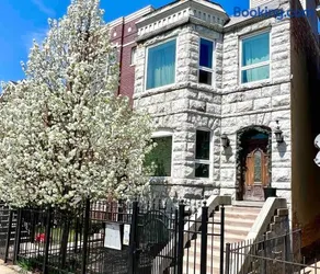 The Banksy-Free Parking -4 bedroom w King bed- Firepit Rooftop near United Center - Image 1