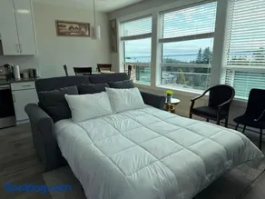 OceanVista Spacious 2BR 3BD 1BTH Free Parking Stunning Ocean and Mountain View - Image 4