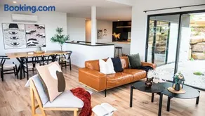 Amazing view Architech Home 8Minutes to Hobart CBD - Image 1