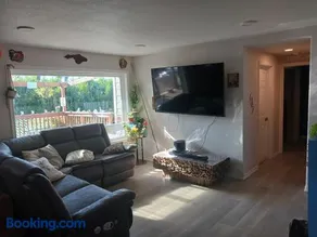 Pet-friendly Coastal Butterfly Retreat - Image 1