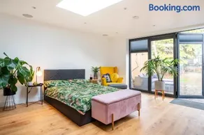 Modern Studio with parking in private garden - Image 2