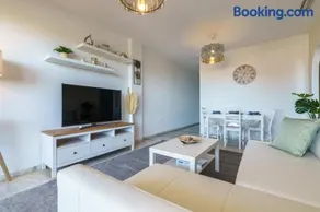 Chic Beachfront Flat with Amazing Sea Views and Private Indoor Parking - Image 4