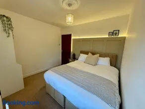 Cosy 4 Bedroom House With Secure Parking - Image 5