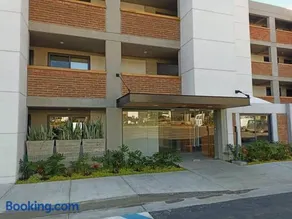 new condo, luxury value - Image 1