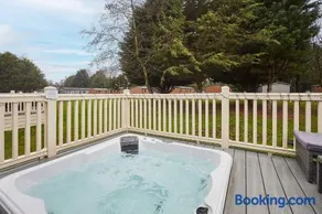 Elegant Lodge with Hot Tub - Image 1