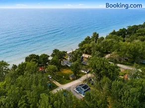 Charming Cottage by Lake Ontario, Firepit and Fenced Yard - Image 1