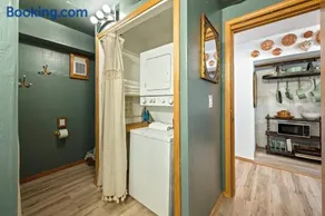 Chickadee Suite at Side Street Cashmere - Image 2