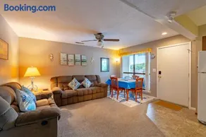 Lake Views -Seasonal Pool- Boat Ramp- Sleeps6 - Image 3