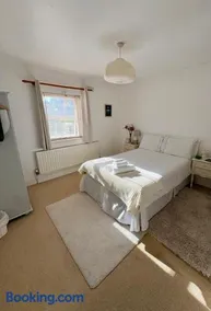 Peaceful Spacious Double Room in Warm Friendly Home - Image 1