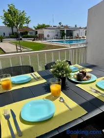 Apartment with a pool near the beach - Image 1