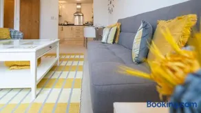 Hansen Court - Stylish Bay Apartment with Parking and River Views - Image 4