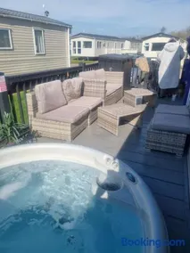 Luxury caravan and Tattershall lakes with private hot tub and WiFi - Image 2