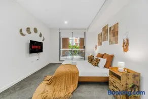 Mascot Airport Convenient Home with Double Parking Space - Image 1
