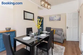 Crawford Avenue Retreat - Image 2