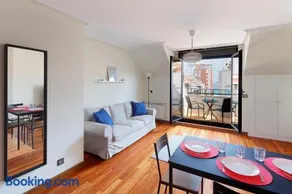 Ático con terraza, vistas al mar y parking en playa de S Lorenzo - Image 2