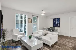 Comfort and Convenience 2BR Unit with Free Parking - Image 3