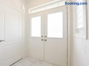 Stylish Home in Waterdown - Image 1