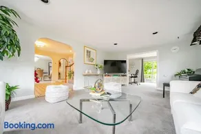 Spacious 6BR Summer Retreat - Sunny Outdoor Space - Family-Friendly 35 - Image 5