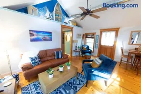 The charming Glenn Cottage! Walk to Lake Michigan! - Image 1