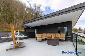 Mountain Retreat with Views, Hot Tub, Games & AC - Image 1